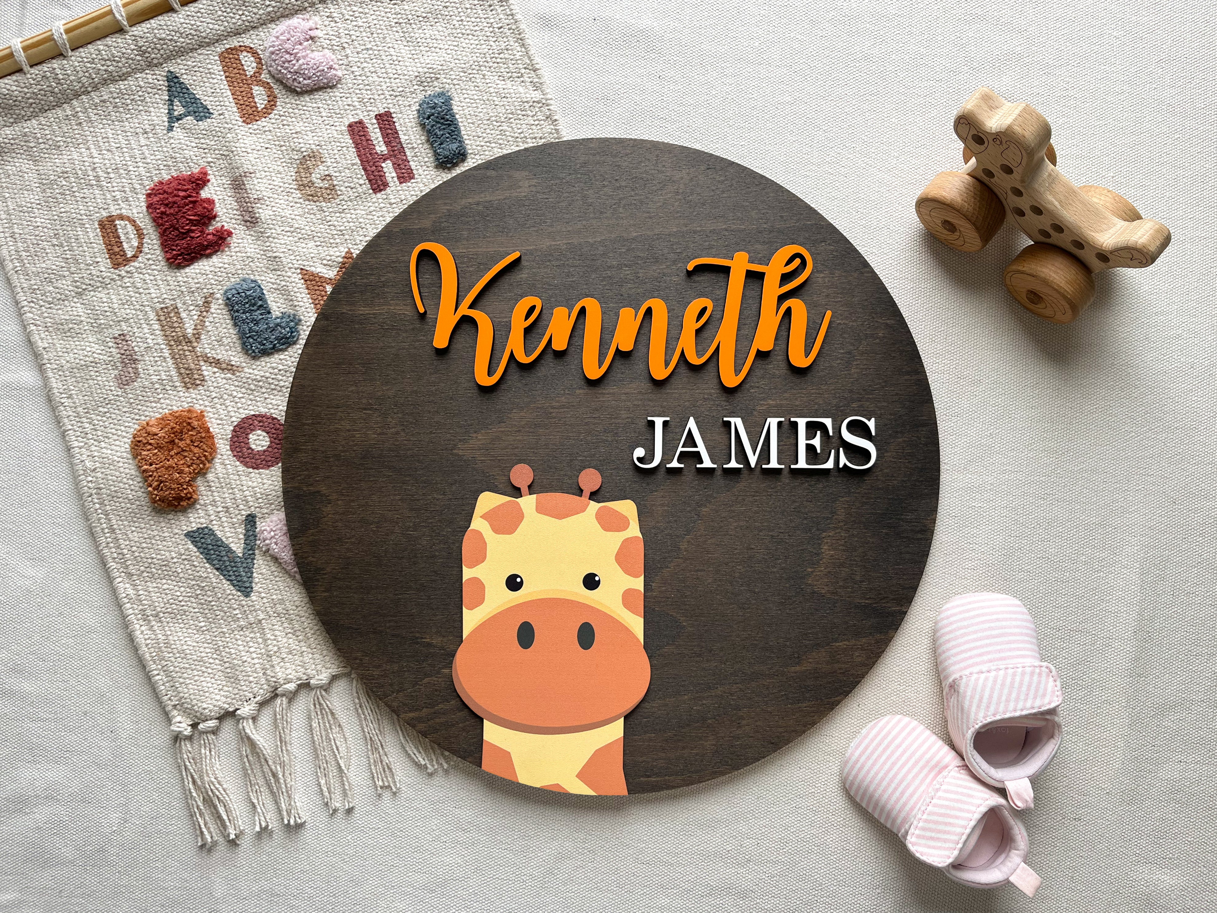 Wooden Round Name Sign with Giraffe – Personalized Nursery Wall Decor